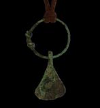 Viking periode Bronzen bijl hanger amulet met ring. (Zonder