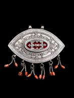 Grote zilveren oogvormige hanger voor goede fortune. -, Antiek en Kunst