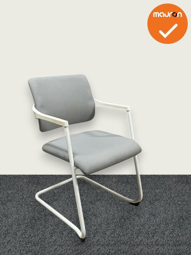 Vergaderstoel Tom - Grijs gestoffeerd met een wit onderstel, Zakelijke goederen, Kantoor en Winkelinrichting | Kantoormeubilair en Inrichting