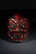 Mask - Hout, Een rood houten Gigaku-masker van Chid