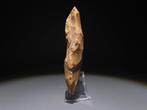 Europa Vuursteen Handbijl 10,7 cm hoog. Neolithicum, 6000 -