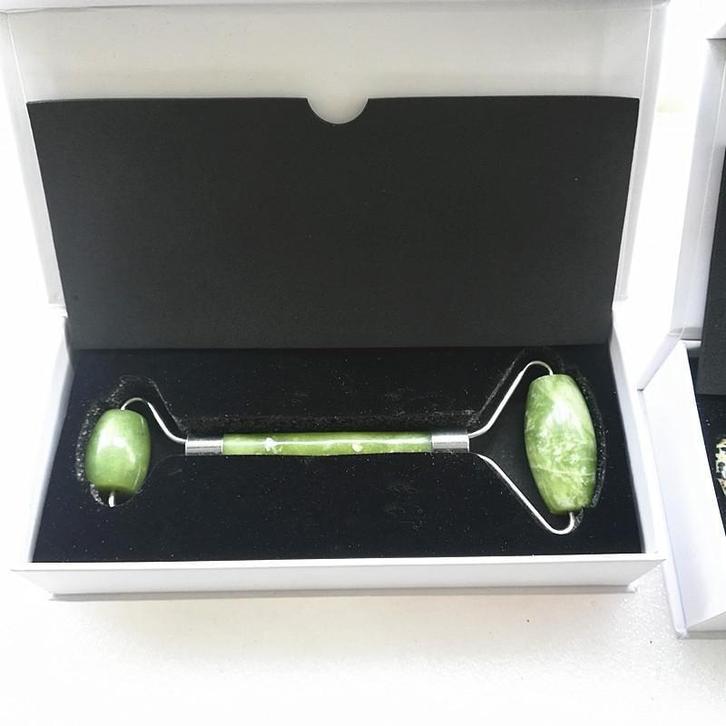 Jade roller gezichtsroller skin gym massage gezicht jaderoll, Sieraden, Tassen en Uiterlijk, Uiterlijk | Gezichtsverzorging, Nieuw