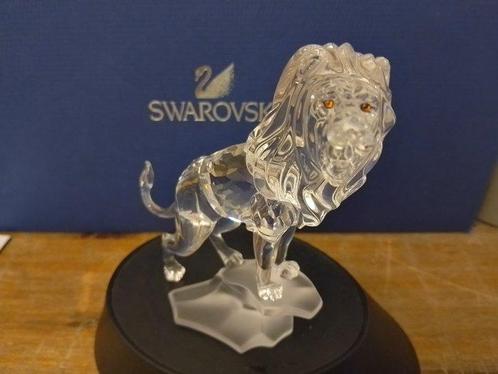 Swarovski - Beeldje - Lion standing on a rock - 269377 -, Antiek en Kunst, Curiosa en Brocante