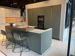 Showroom keuken met kastenwand, eiland en inbouw apparatuur, Ophalen, Groen, Met kookeiland, Overige typen