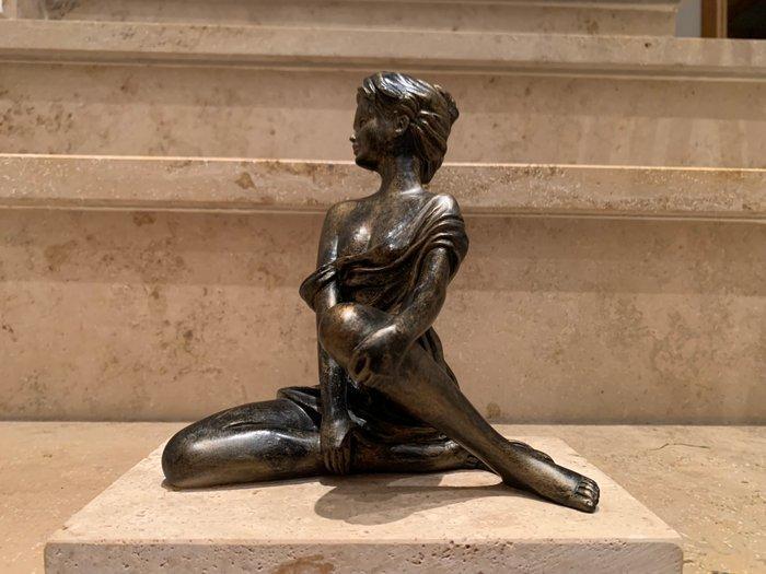 Beeld, Zittende vrouw - 2 kg - 20 cm - Brons, Marmer, Antiek en Kunst, Curiosa en Brocante