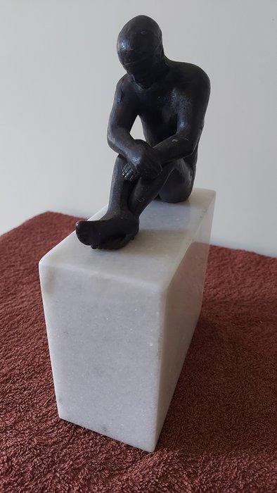 sculptuur, Rzeba przedstawiajca siedzcego mczyzn –, Antiek en Kunst, Curiosa en Brocante