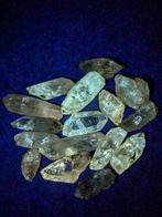 123,4 ct - 16x Petroleum Quartz Crystal Fluorescent, met