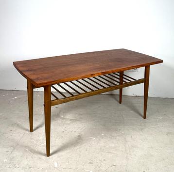 Salontafel in Deense stijl met tijdschriftenrekje beschikbaar voor biedingen