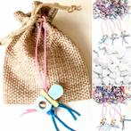 Jute zakje met roze of blauw houten gelukspoppetje Speentje, Hobby en Vrije tijd, Verzenden, Nieuw, Feestartikel, Geboorte of Huwelijk