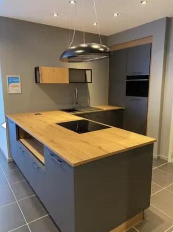 Showroomkeuken moderne complete keuken met schiereiland met beschikbaar voor biedingen