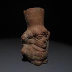 Moche, Peru Terracotta Kleine vaas met de god Ai Apaec.