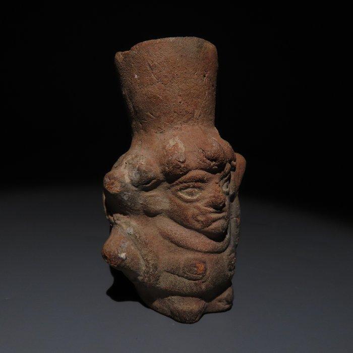 Moche, Peru Terracotta Kleine vaas met de god Ai Apaec., Verzamelen, Mineralen en Fossielen