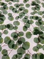 Elegant en exclusief textiel met eucalyptusbladeren in