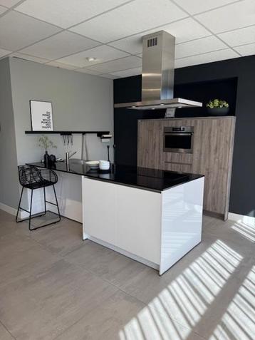Keuken met schiereiland! beschikbaar voor biedingen