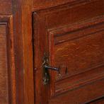 Kleine 17e eeuwse tweedeurskast met achter n deurtje bestek-, Antiek en Kunst, Antiek | Meubels | Kasten, Ophalen of Verzenden