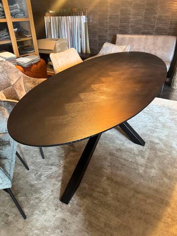 Ovale Eettafel 240 cm Zwart – Showroommodel NU €599,- beschikbaar voor biedingen