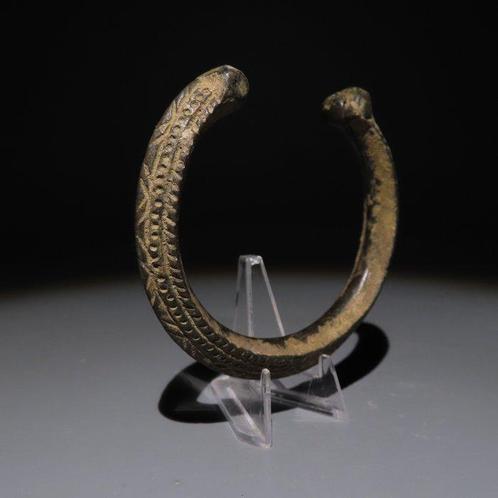 Midden-Oosten Brons Armband. 1e millennium v.Chr. 6,8 cm, Verzamelen, Mineralen en Fossielen