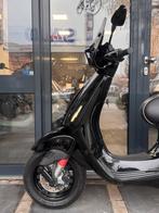 Vespa Sprint IGET E5 black on black | 2023 | brom | 11,000km, Fietsen en Brommers, Overige modellen, Maximaal 45 km/u, Ophalen of Verzenden