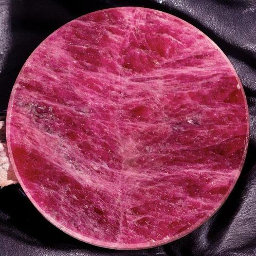Natuurlijke Robijn Spectaculair snijwerk - Natuurlijk Robijn, Verzamelen, Mineralen en Fossielen