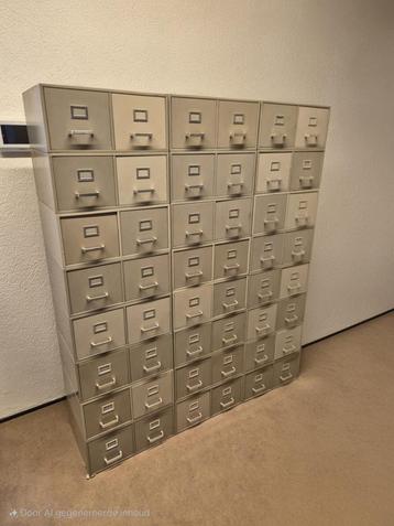 Vintage metalen lade kast beschikbaar voor biedingen