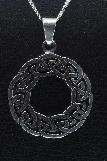 Zilveren Keltische knoop in krans ketting hanger, Sieraden, Tassen en Uiterlijk, Kettinghangers, Verzenden
