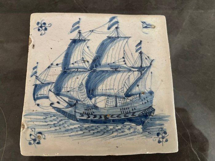 Tegel - Een schepentegel, VOC - 1650-1700 - een schepentegel, Antiek en Kunst, Antiek | Glas en Kristal
