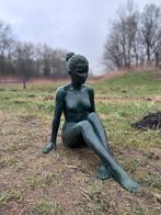 Bronzen beeld van een zittende vrouw - Tijdloze elegantie, Tuin en Terras, Tuinbeelden, Verzenden, Nieuw, Metaal, Mensenbeeld