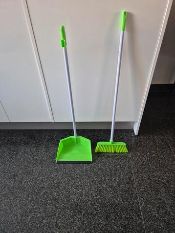 Bezem met opvangbak groen beschikbaar voor biedingen
