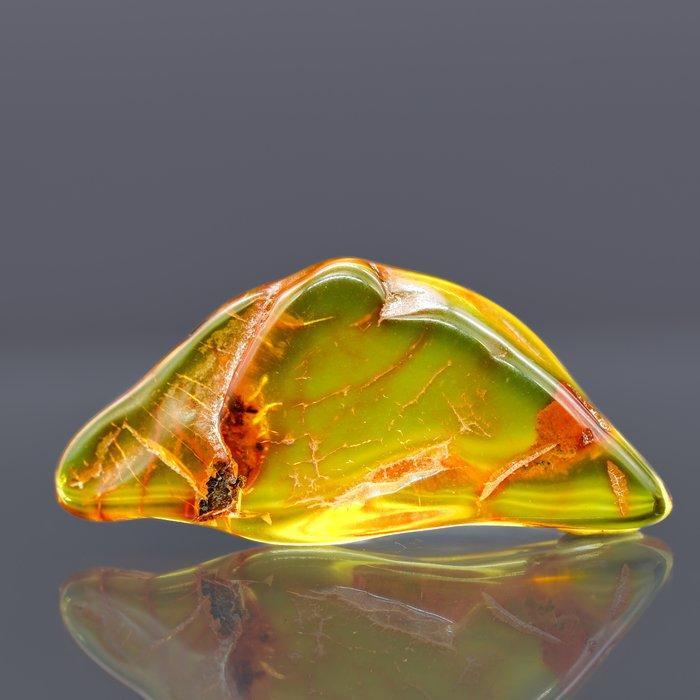 UNIEK olijfgroen Baltische amber • 5,80 ct • vurige oranje, Verzamelen, Mineralen en Fossielen