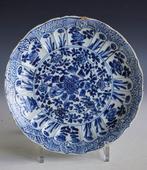 Bord - Een Chinees blauw-wit porseleinen bord, gemerkt