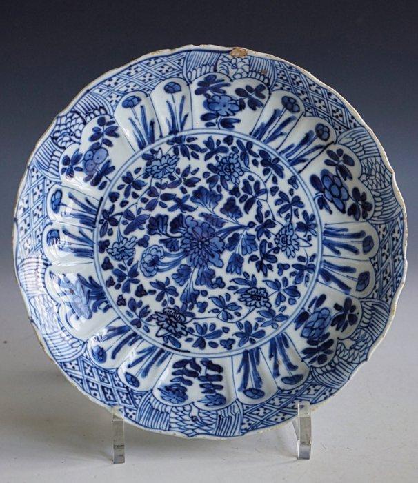 Bord - Een Chinees blauw-wit porseleinen bord, gemerkt, Antiek en Kunst, Antiek | Overige Antiek