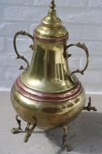 Samovar -  Fijnzinnig versierde hengels, en poten - Koper, Antiek en Kunst