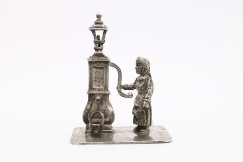 J. Niekerk, Schoonhoven - Miniatuur figuur - Woman at Water, Antiek en Kunst, Antiek | Goud en Zilver