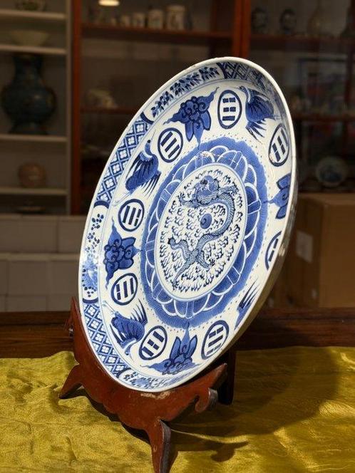 Blauw en wit bord beschilderd met draak en vogels in wolken, Antiek en Kunst, Antiek | Overige Antiek