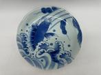 Oude Imari ware blauwe en witte plaat,  Karper die