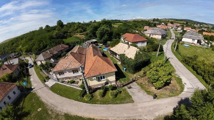 Hongarije Bukkgeb. 2 Huizen te koop Kopen HUURKOOP 2922mTUIN, Huizen en Kamers, Buitenland, Dorp, Woonhuis, Verkoop zonder makelaar