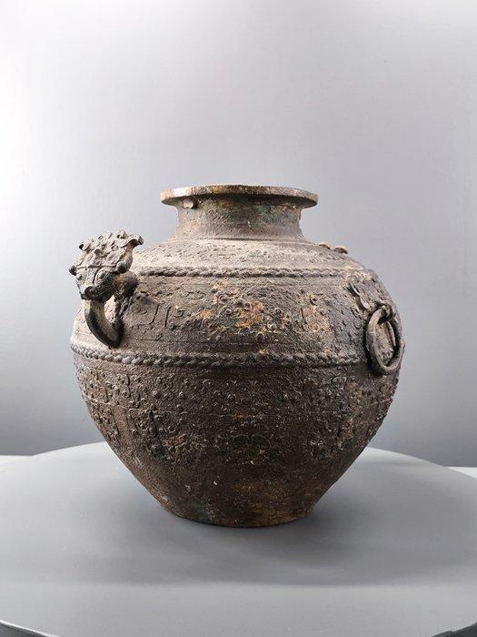 Ming-dynastie (1368-1644) Een archaïsch bronzen vat - 32 mm, Verzamelen, Mineralen en Fossielen