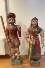 Paar grote beelden van gesneden hout – Guerrilla van het