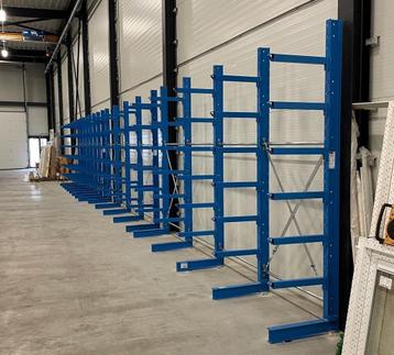 Enkelzijdige draagarmstelling van 600 mm diep en 2,8 m hoog beschikbaar voor biedingen