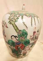 Een Chinese Famille Rose-pot met origineel deksel -