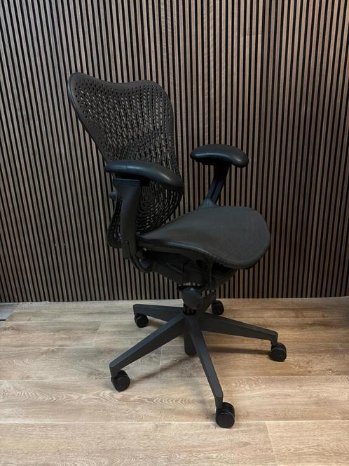 Herman Miller Mirra 2 Bureaustoelen, Inclusief 4d Armen, Huis en Inrichting, Bureaustoelen, Bureaustoel, Zwart, Zo goed als nieuw