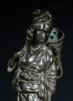 Brons - Signed - Een bronzen okimono van een jonge Japanse