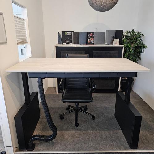 FlexFrame elektrisch zit/sta bureau, met zijwangen, 140x80cm, Zakelijke goederen, Kantoor en Winkelinrichting | Kantoormeubilair en Inrichting
