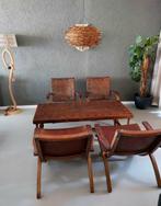 Angel I. Pazmino - Tafel - Hout, Leder - Vier klapstoelen en, Antiek en Kunst