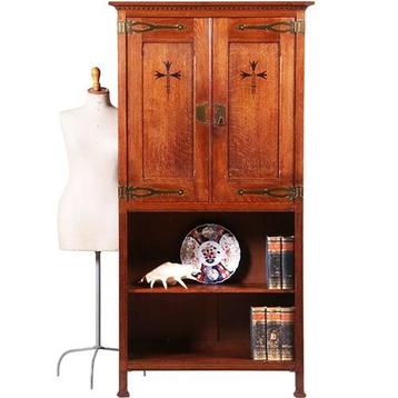 Strakke smalle bijna 2 meter hoge boekenkast met messing en beschikbaar voor biedingen