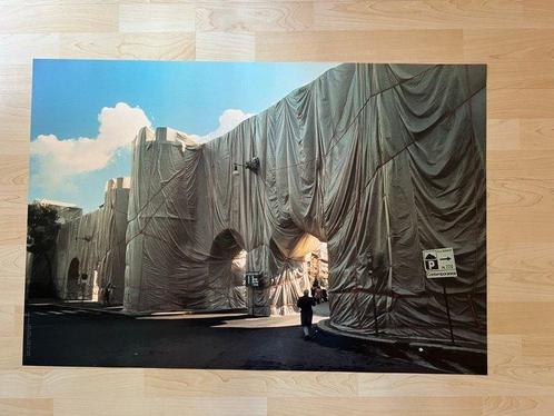 Christo und Jeanne-Claude - The wall - wrapped Roman wall,, Antiek en Kunst, Kunst | Tekeningen en Foto's