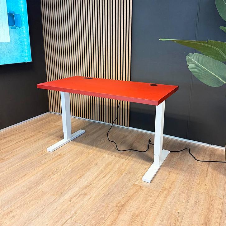 Actiforce Zit-sta bureau 138x67cm - Rood - Back to school!!, Huis en Inrichting, Bureaus, Stabureau, Nieuw, Elektrisch, In hoogte verstelbaar