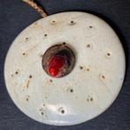 Tribal Naga oorbellen van schelpen, hout en rode zaad –