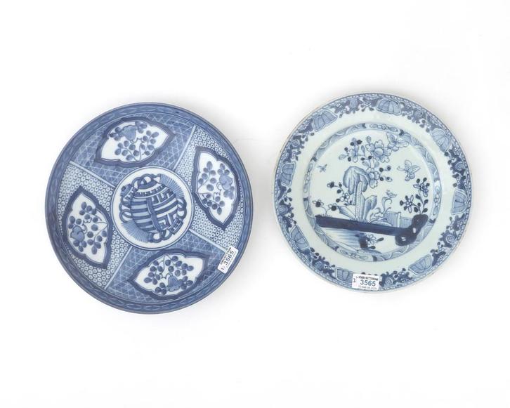 Twee porseleinen schotels, Qianlong en Japan, 18e/19e eeuw, Antiek en Kunst, Kunst | Niet-Westerse kunst