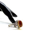 Oude ring met een natuurlijke Baltische amber cabochon in, Verzamelen, Nieuw